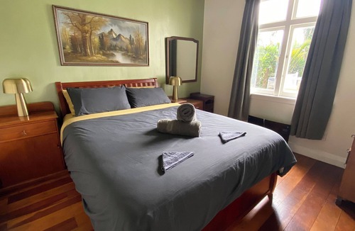 Raglan House | Raglan Farmhouse, Amazing Sunsets from massive deck, Spa & Pool