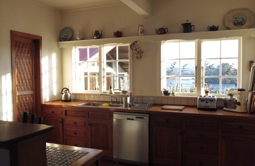 Raglan House | Raglan Farmhouse, Amazing Sunsets from massive deck, Spa & Pool