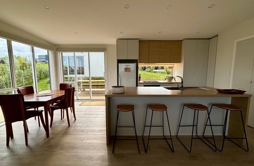 Raglan House | Raglan Retreat With Water Views