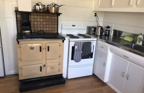 Ranfurly Cottage | Ranfurly cottage on Central Otago rail trail. nModern comforts & great value.