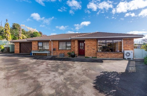 Raumati Beach House | Raumati DelightnWalk to the beach, play area & village. Comfy, family feel home