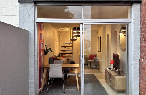 Battery Point Apartment | Red Door Apartment + 2 beds + Water views + Free WIFI