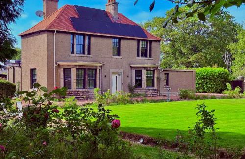 Newtongrange Villa | Red Roofs - 5BR Luxury - Large Gardens - EV Point - Near Edinburgh
