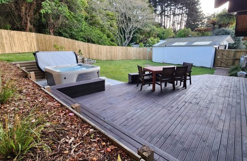 Rotorua House | Redwood Hub - LITERALLY bordering the Redwood Forest