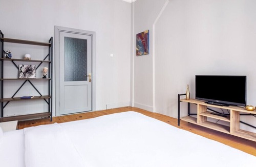 Talimhane Apartment | Refreshing Flat with French Balcony in Beyoglu