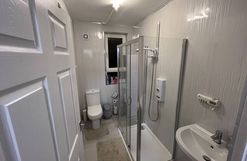 Chryston Apartment | Refurbished Glasgow 2 Bedroom Apartment Easy Access to City Centre