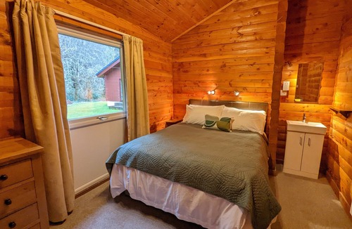 Rashfield Cabin | Refurbished Stylish, Comfy & Cosy traditional log cabin, dogs & families welcome