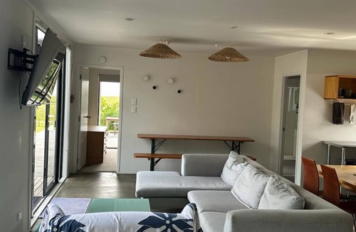 Ahipara Cottage | Relax and enjoy the view, 5 minutes drive from Ahipara beach