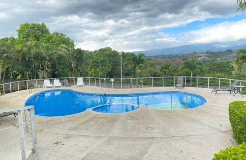 Puente de Piedra House | Relax in style Unwind in Beauty: Private home with Breathtaking Views in Grecia
