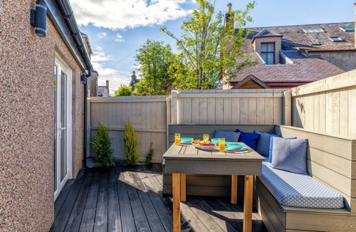 Inverness City Centre Apartment | Relax in SUPER SIZED copper tub - 2 bedroom villa