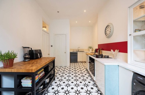 Marchmont Apartment | Relax in this stylish flat in the lovely Marchmont area, walk to city centre