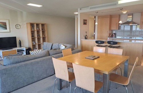 Taupo Apartment | Relax on Roberts - Modern and Central Apartment - Free Wi-Fi