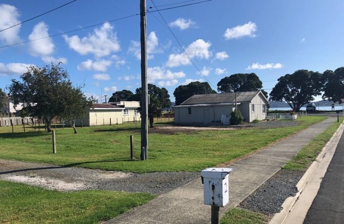 One Tree Point House | Relax Swim Boat Fish Explore at our classic family friendly kiwi beach bach