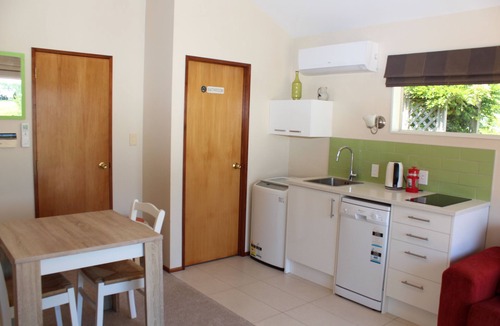 Whitford Cottage | Relaxed Stay with Country Views
