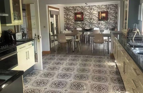 Shotts House | Relaxing 5-star farm stay, sleeps 20 with spa!