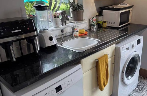 Shotts House | Relaxing 5-star farm stay, sleeps 20 with spa!