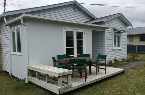 Waikanae House | Relaxing Olde Beach Holiday Bach