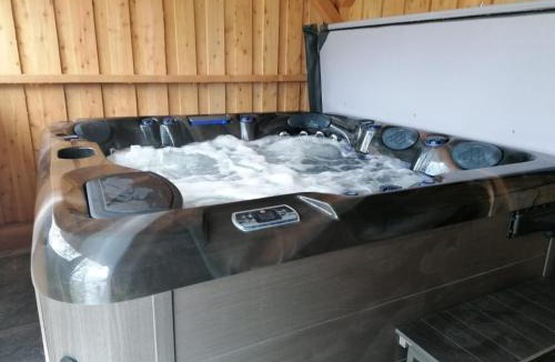 Whitebridge Apartment | Rest At Last - Highland Apartment with Private hot tub