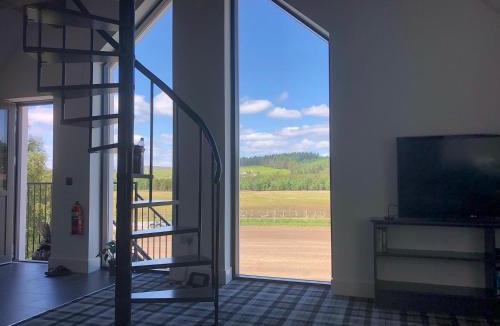 Whitebridge Apartment | Rest At Last - Highland Apartment with Private hot tub