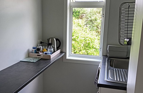 Hamilton North Apartment | Restful garden studio in Central Hamilton