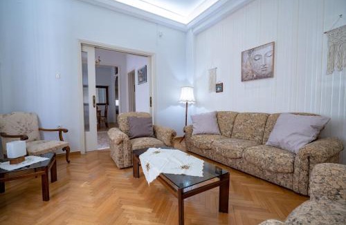 Irakleio Apartment | Retro 2-Bdrm House Near Metro in Heraklion by ΜΡS