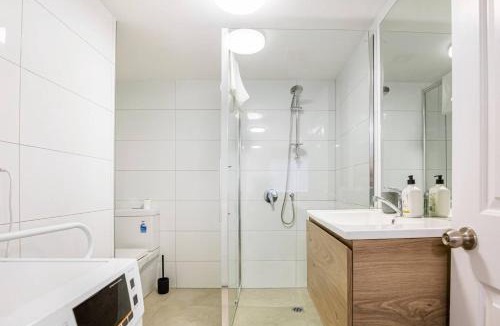 Grey Lynn Apartment | Riches Serendipity Home with Parking and Air-con