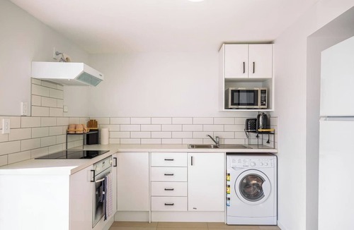 Grey Lynn House | Riches Stay and Sleep Unit with Wi-Fi and Parking