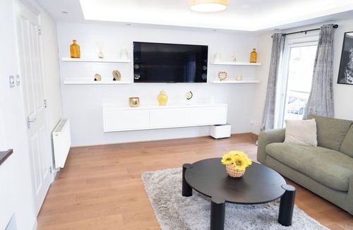 Dundee House | Right Choice by 3 Crowns Luxurious Holiday Home with living rooms with games