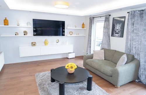 Dundee House | Right Choice by 3 Crowns Luxurious Holiday Home with living rooms with games