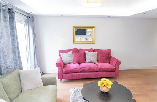 Dundee House | Right Choice by 3 Crowns Luxurious Holiday Home with living rooms with games