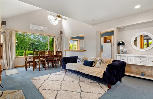Wanaka House | Right on the Lake - Wanaka Holiday Home