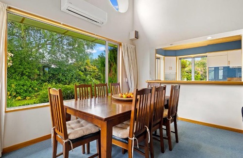 Wanaka House | Right on the Lake - Wanaka Holiday Home