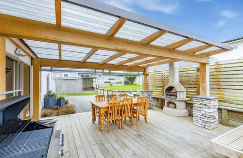 Wharewaka House | Rise and Shine with Hot Tub