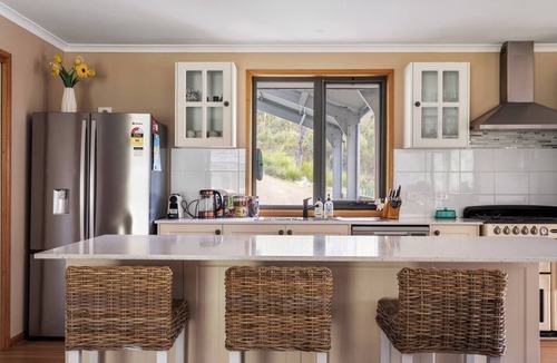 Longley House | River Rock Retreat Relaxing Country Spa Seclusion