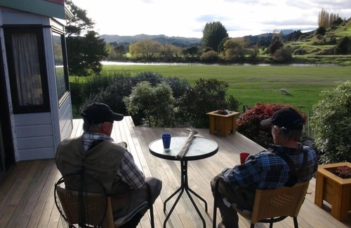 Manunui House | River View Cottage, nestled in a private setting