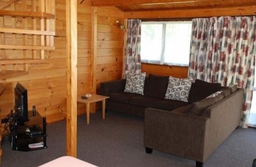 Manunui House | River View Cottage, nestled in a private setting