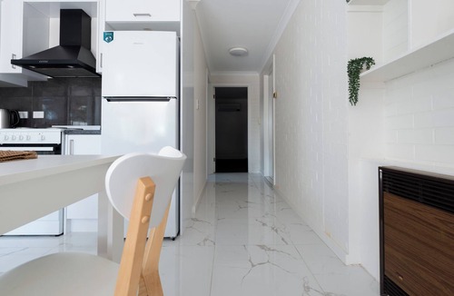 Riverside Apartment | Riverside Gem with Parking & WiFi