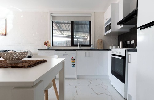 Riverside Apartment | Riverside Gem with Parking & WiFi