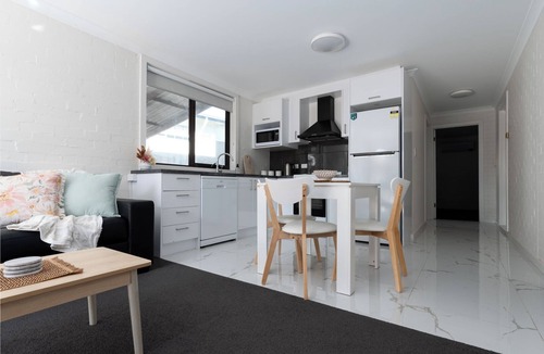 Riverside Apartment | Riverside Gem with Parking & WiFi
