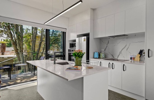 Otahuhu House | Riverside Modern Abode with 2 Aircons and Parking