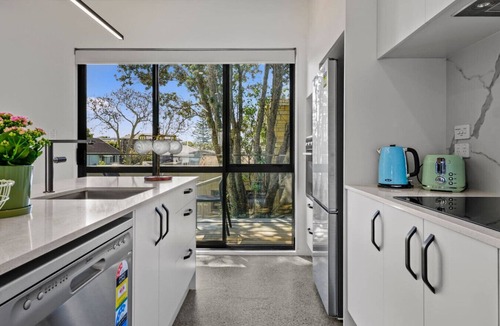 Otahuhu House | Riverside Modern Abode with 2 Aircons and Parking
