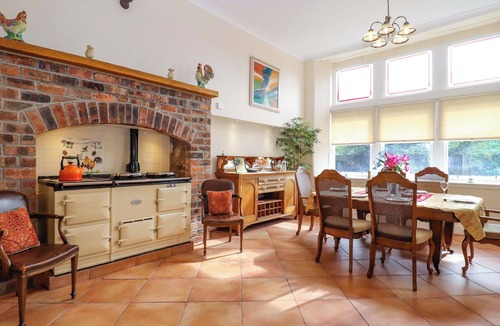 Balfron Cottage | ROB ROY APARTMENT, family friendly, with hot tub in Buchlyvie