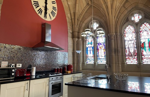 Fort Augustus Apartment | Romantic getaway at St Andrew's Chapel - stunning 2 bedroom apartment