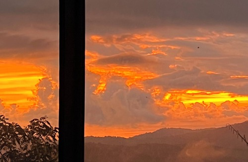 San Isidro de El General Apartment | Romantic Studio Retreat with Breathtaking Ocean & Mountain Scenery