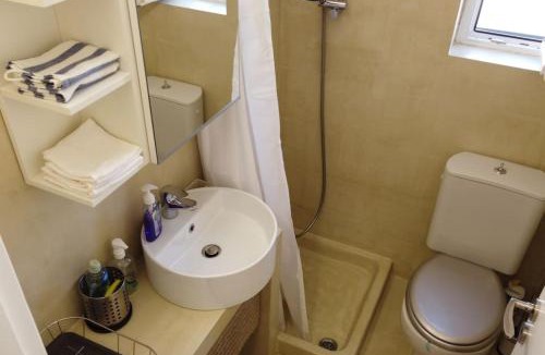 Papagou-Holargos Apartment | Rooftop Studio Apt - 5 Min Walk to Holargos Metro