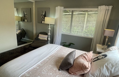 Rothesay Bay House | Room in a tropical garden with a pool and great location on North Shore