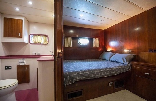 Paradise Boat Rental | Room on luxury sailyacht