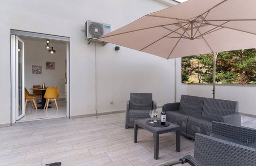 Agrigento Apartment | Room 'Villa Maryam - Salvia' with Shared Terrace, Wi-Fi and Air Conditioning