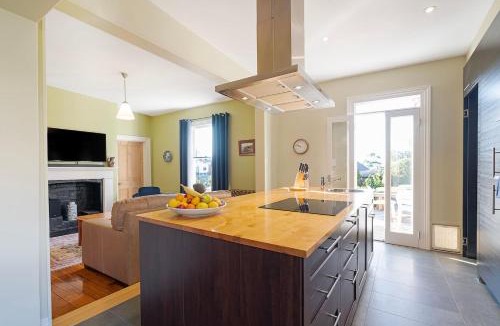West Hobart House | Rose Cottage - Charming Haven near CBD & Waterfront