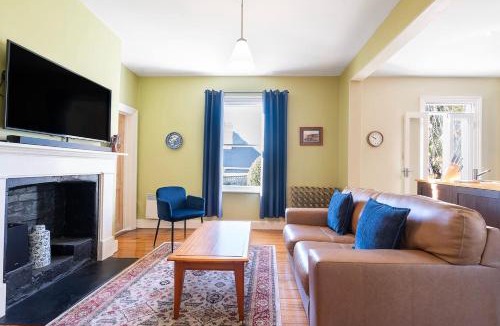 West Hobart House | Rose Cottage - Charming Haven near CBD & Waterfront